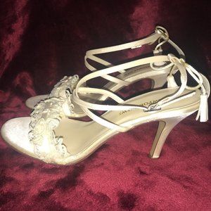 NEW IN BOX! NEWPORT NEWS IVORY SATIN 'GARTER BELT' STRAPPY PUMP WITH TASSEL SZ 8